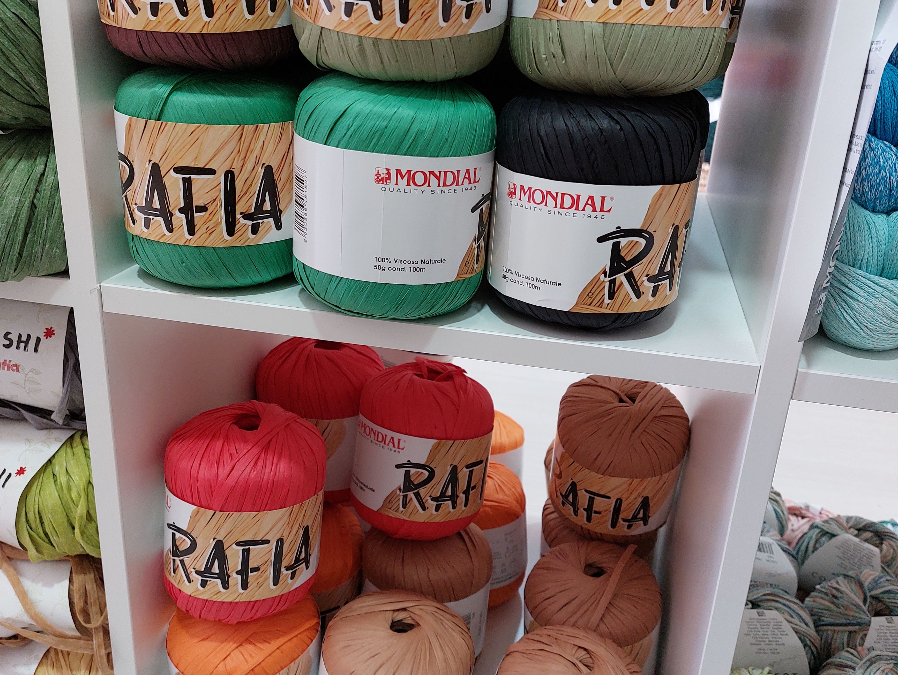hilos de lana de distintos colores en tienda